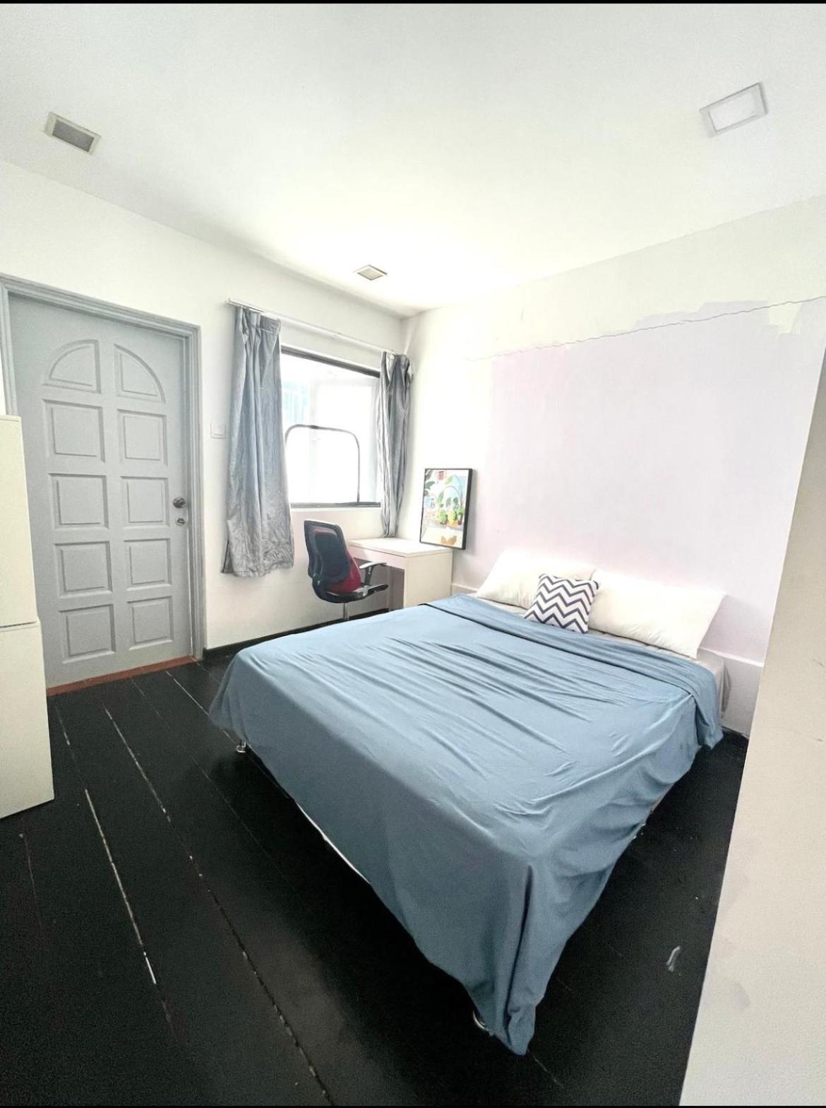 Convenient Rare House In * Singapore