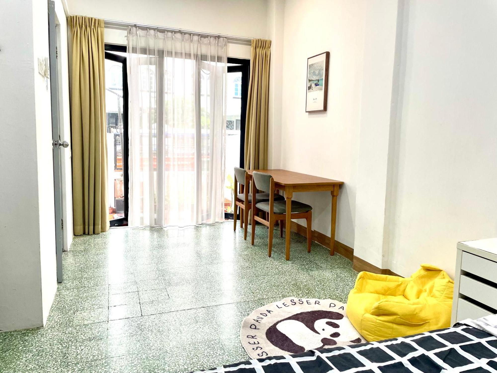 Convenient Rare House In Apartment Singapore