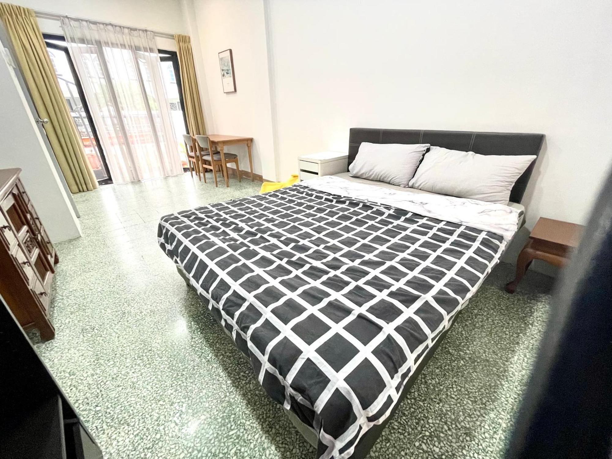 Convenient Rare House In Apartment Singapore