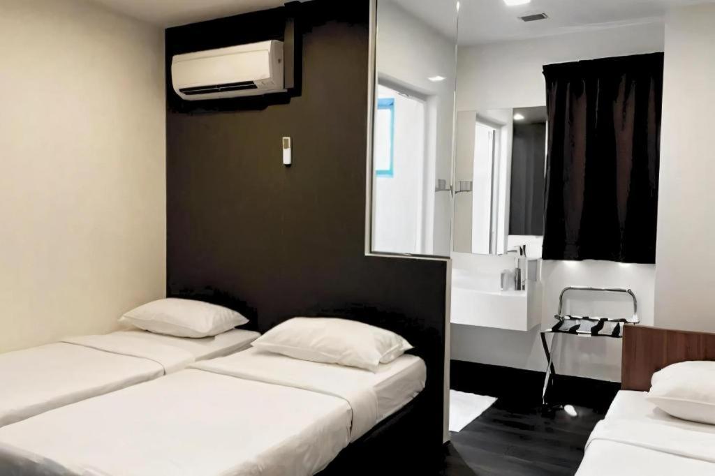 L @ 51 Desker Hotel