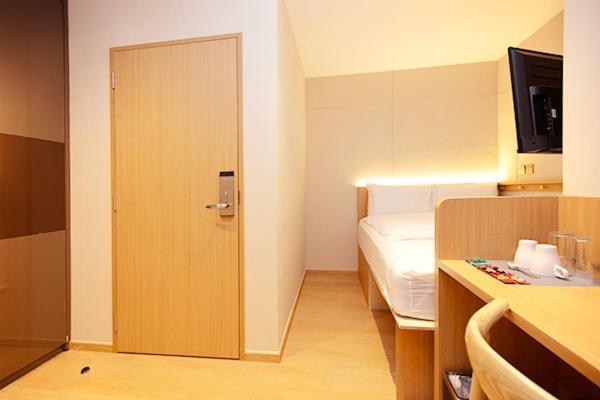 Coliwoo Orchard - Coliving Hotel Singapore