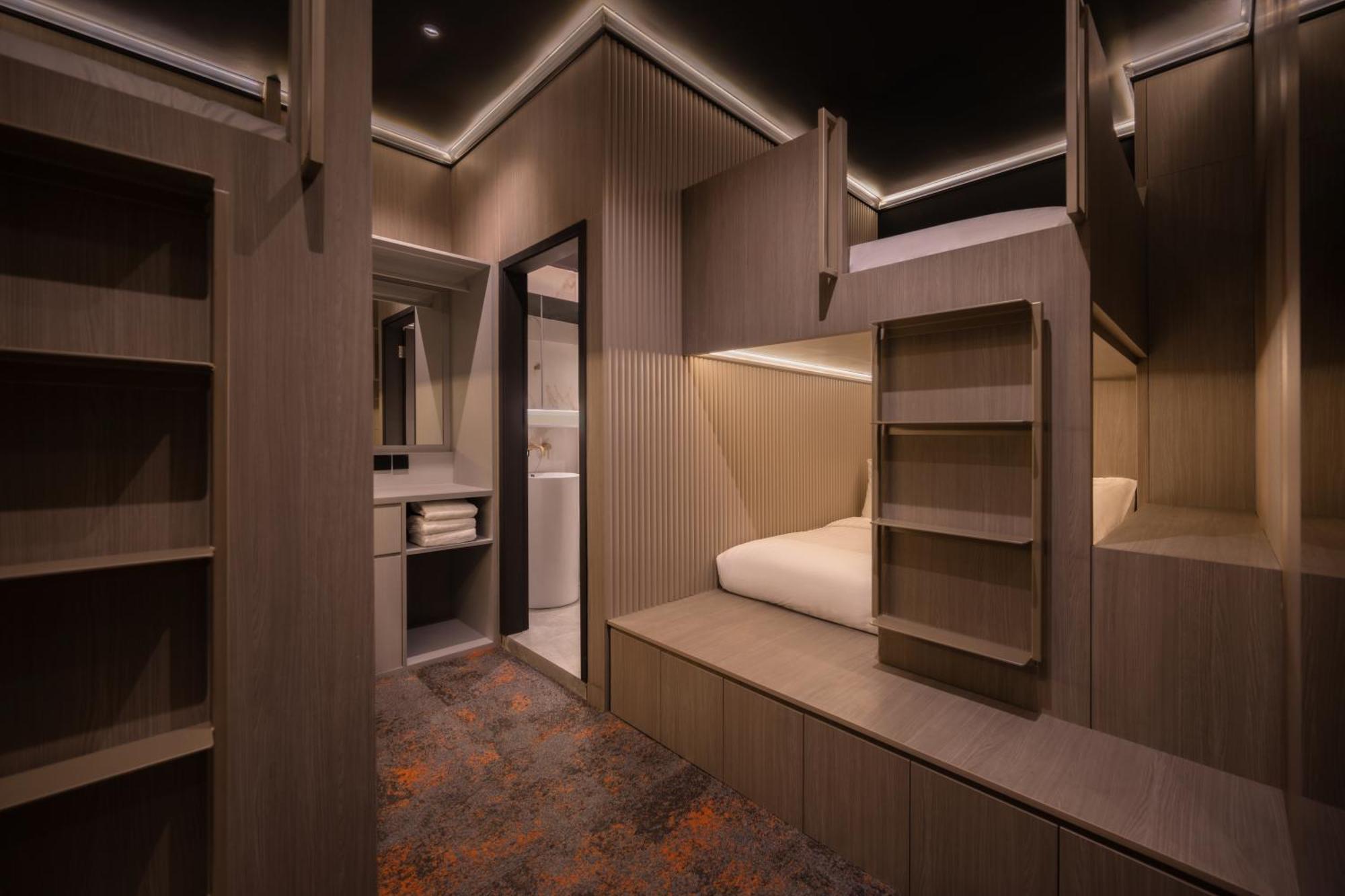 Cube Social Boutique Capsule At Boat Quay Hostel Singapore