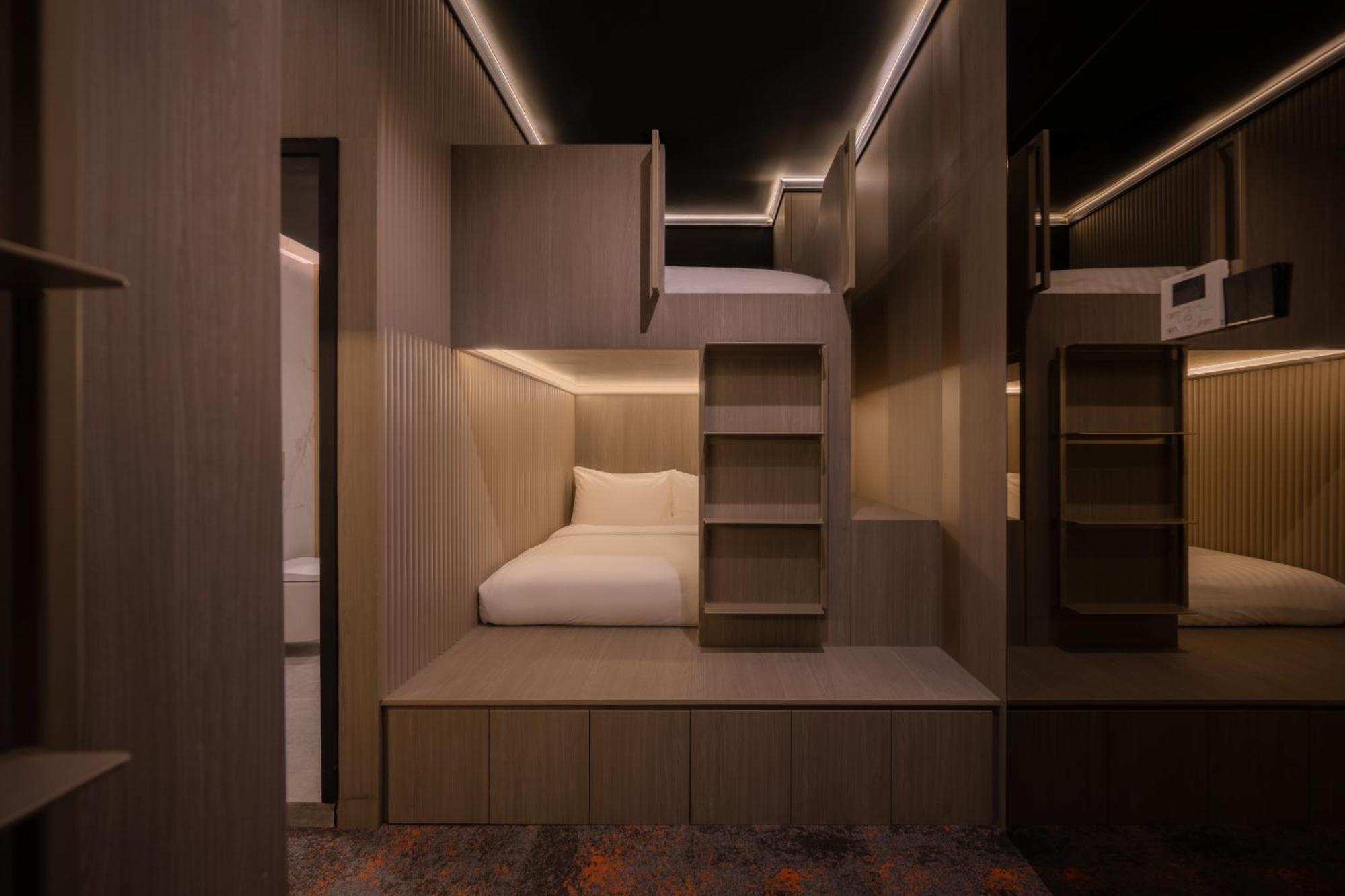 Cube Social Boutique Capsule At Boat Quay Hostel Singapore
