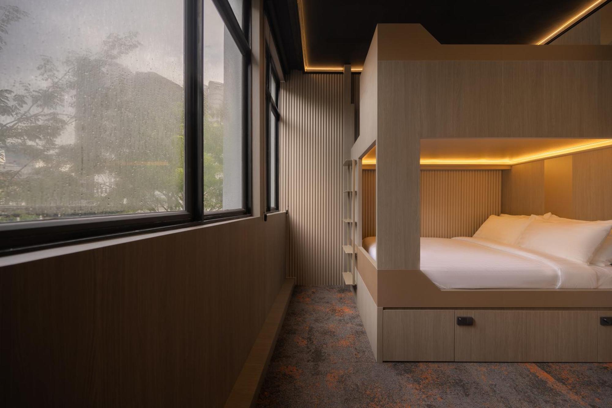 Cube Social Boutique Capsule At Boat Quay Hostel Singapore