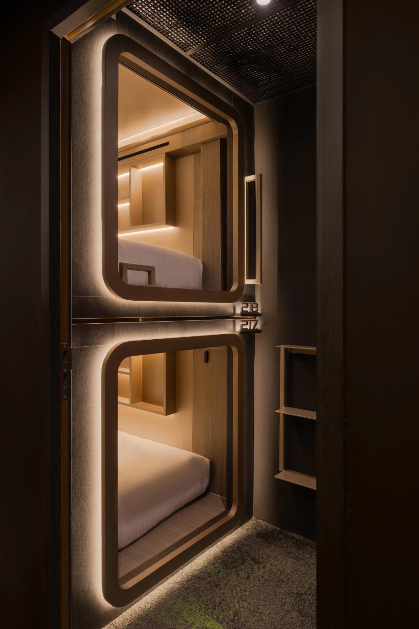 Cube Social Boutique Capsule At Boat Quay Hostel Singapore