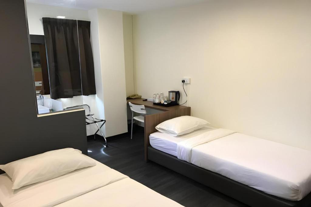 L @ 51 Desker Hotel 2*