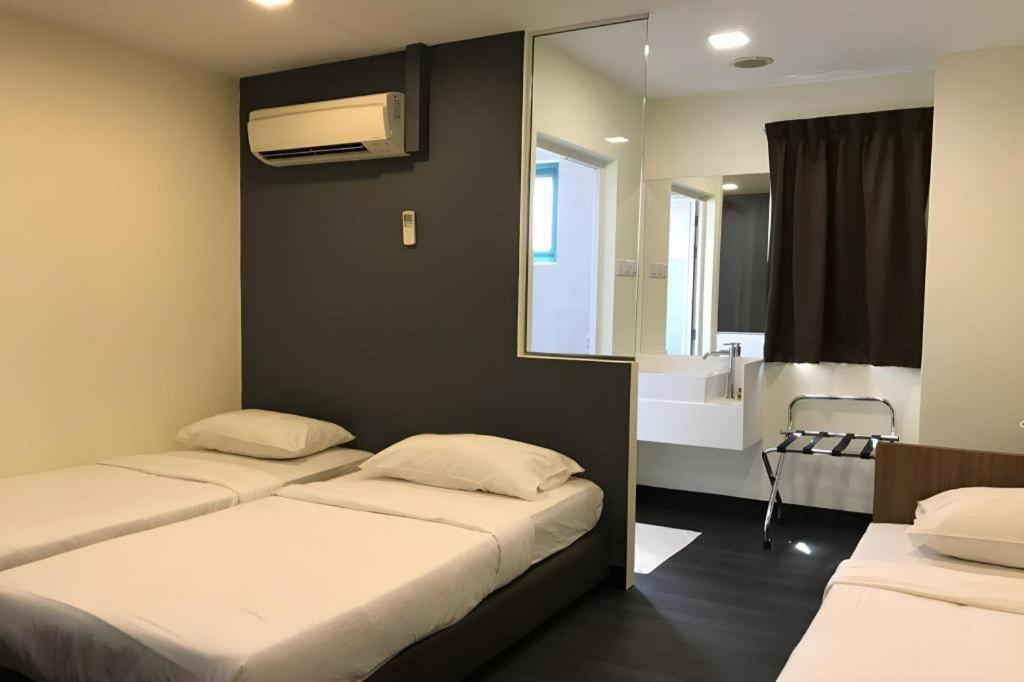 L @ 51 Desker Hotel Singapore