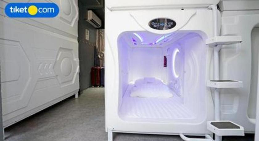 Met A Space Pod @ Chinatown Hostel