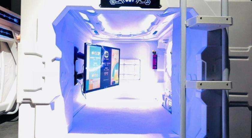 Met A Space Pod @ Chinatown Hostel