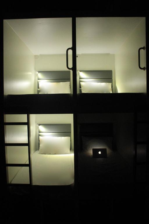 Capsule hotel Capsules @ The Little Red Dot