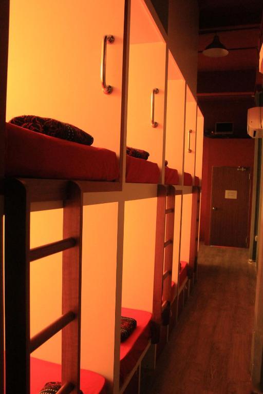 Capsules @ The Little Red Dot Capsule hotel 2*