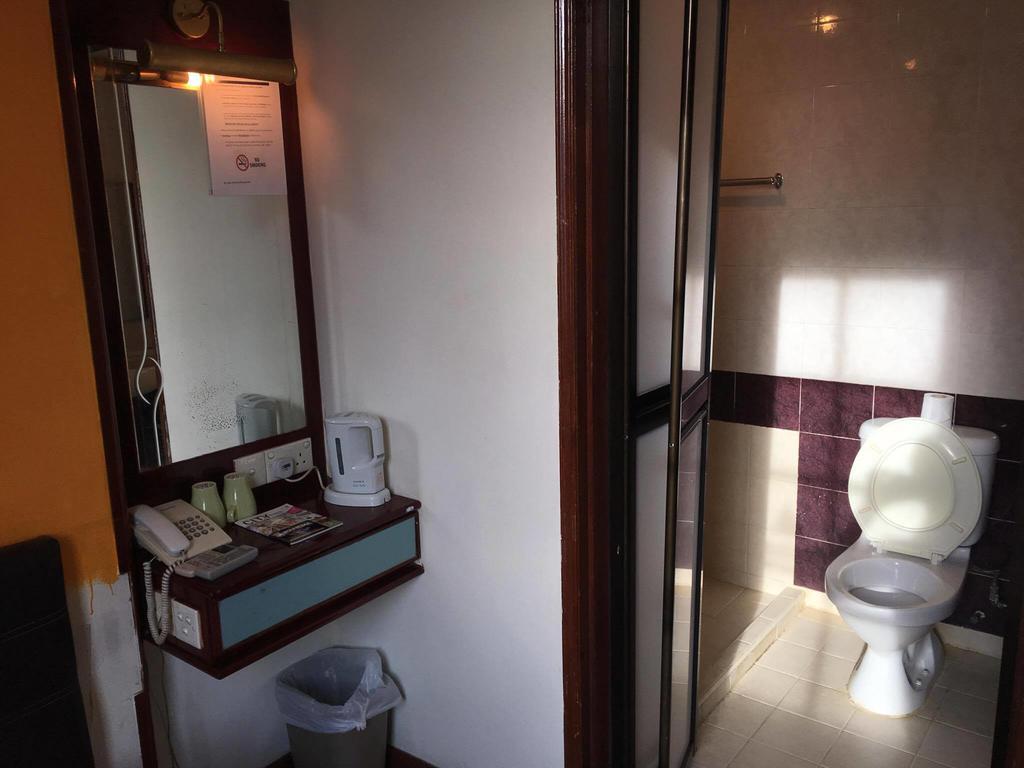 Happy Hotel *