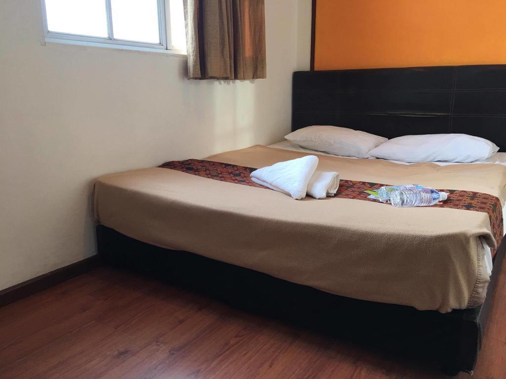 Happy Hotel *