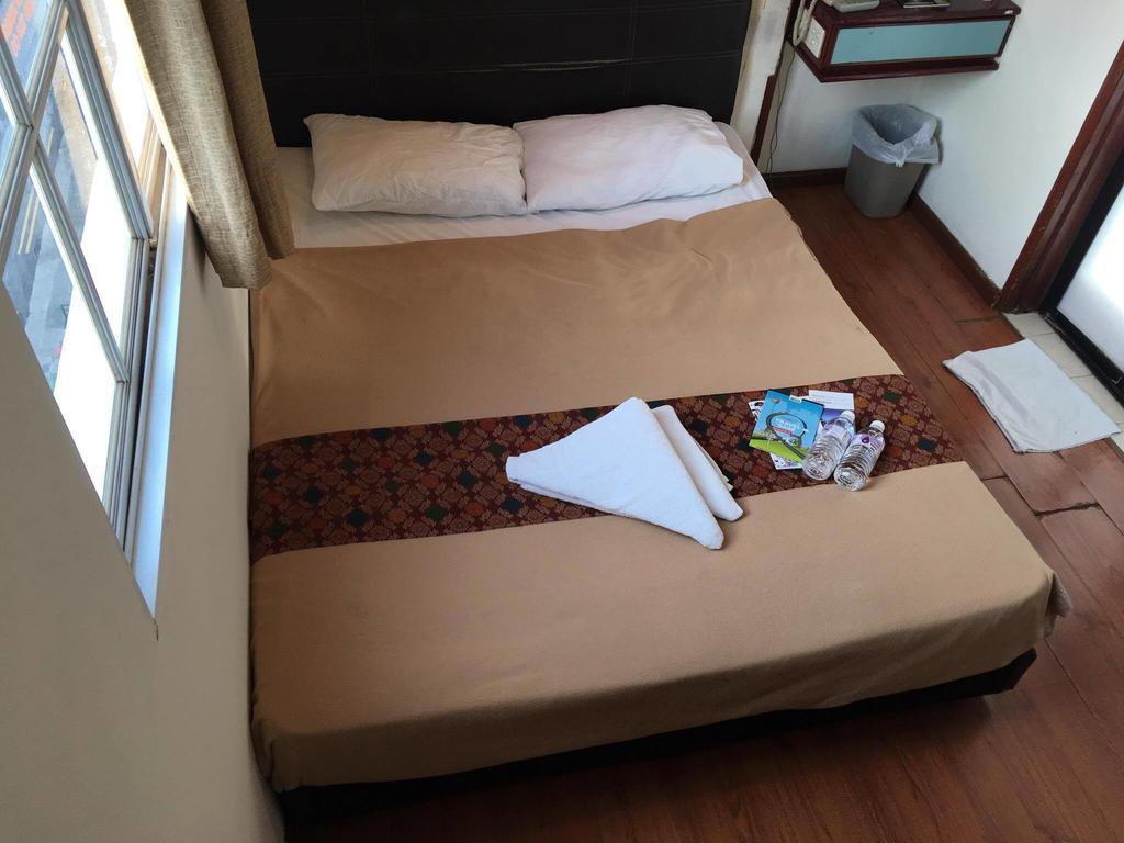Happy Hotel
