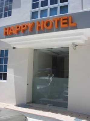 Happy Hotel *