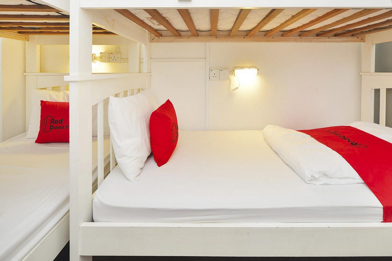 Hostel Reddoorz Near Club Street *