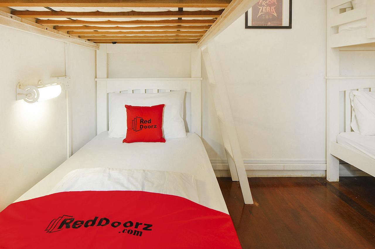 Hostel Reddoorz Near Club Street *