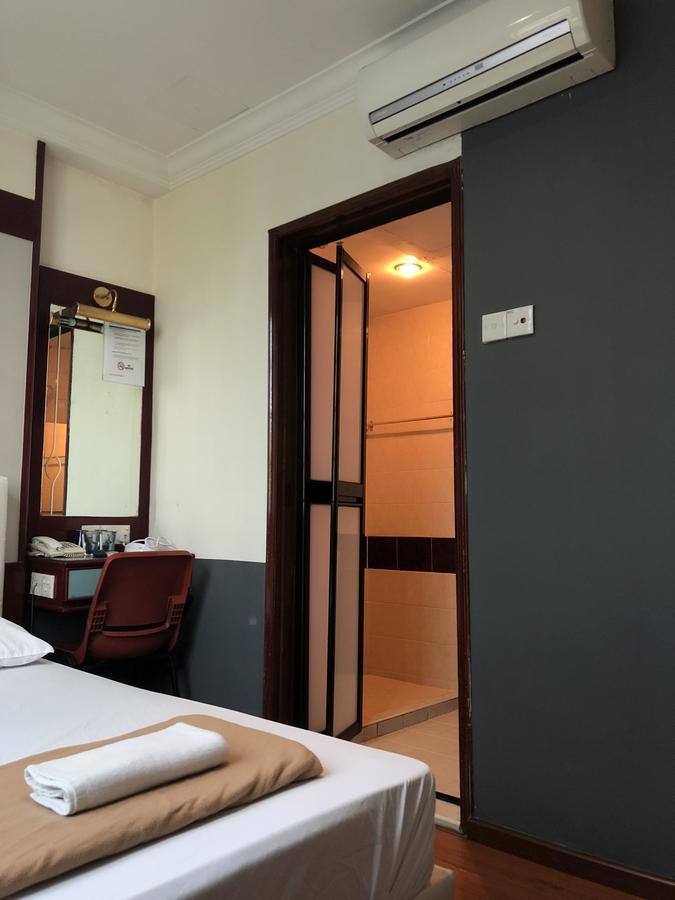 Happy Hotel *