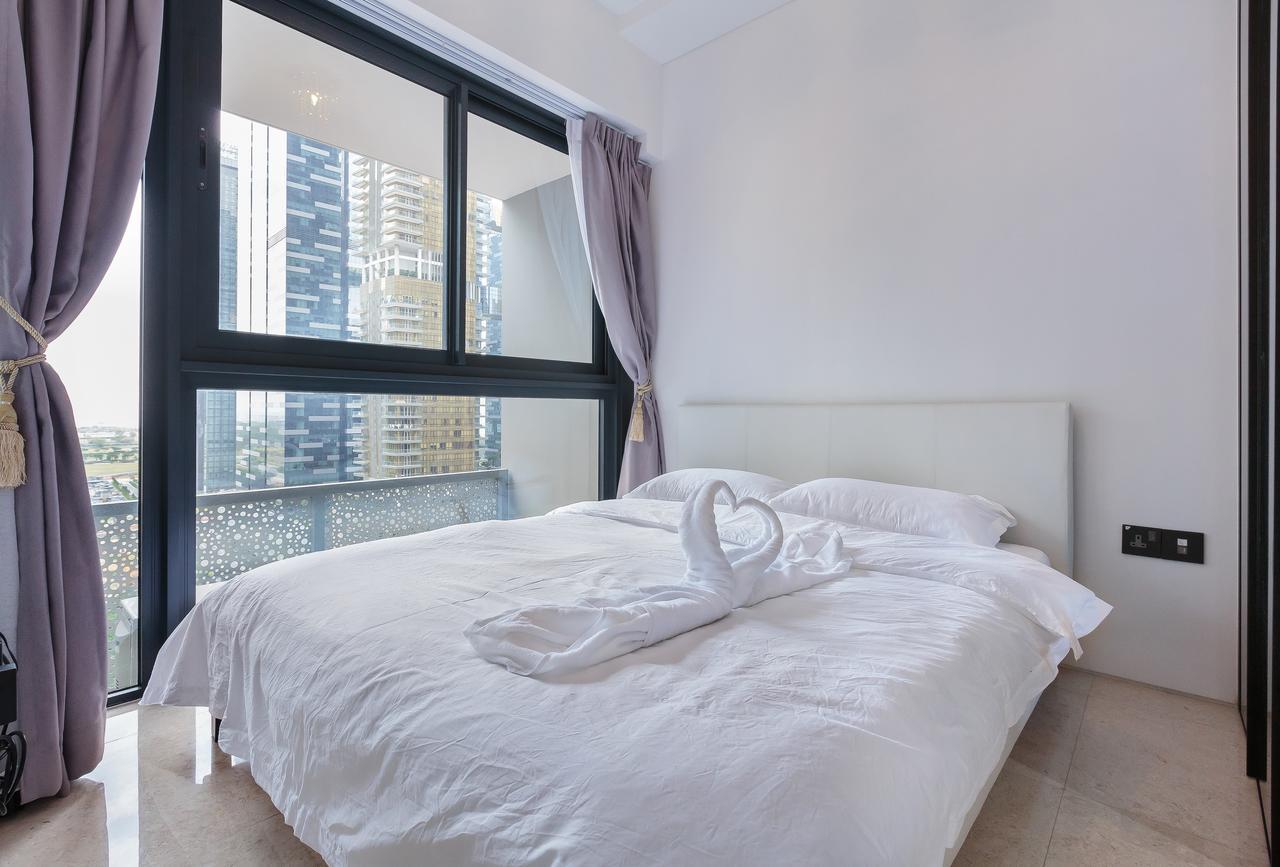 City Balcony With Marina Bay View Apartment