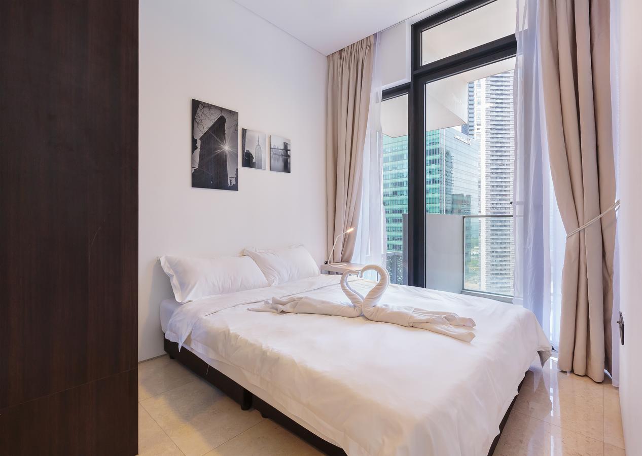 Apartment City Balcony With Marina Bay View