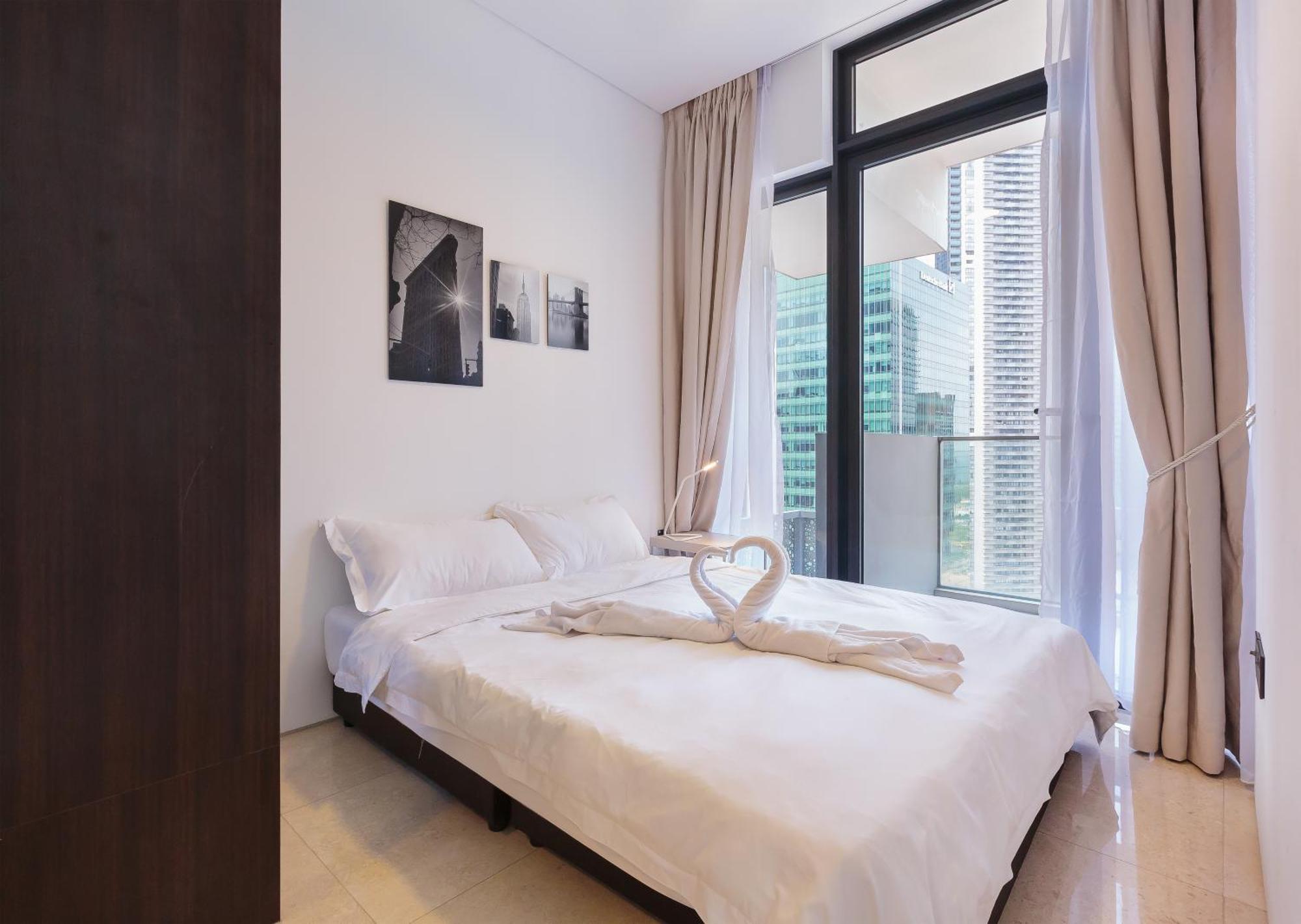 Apartment City Balcony With Marina Bay View