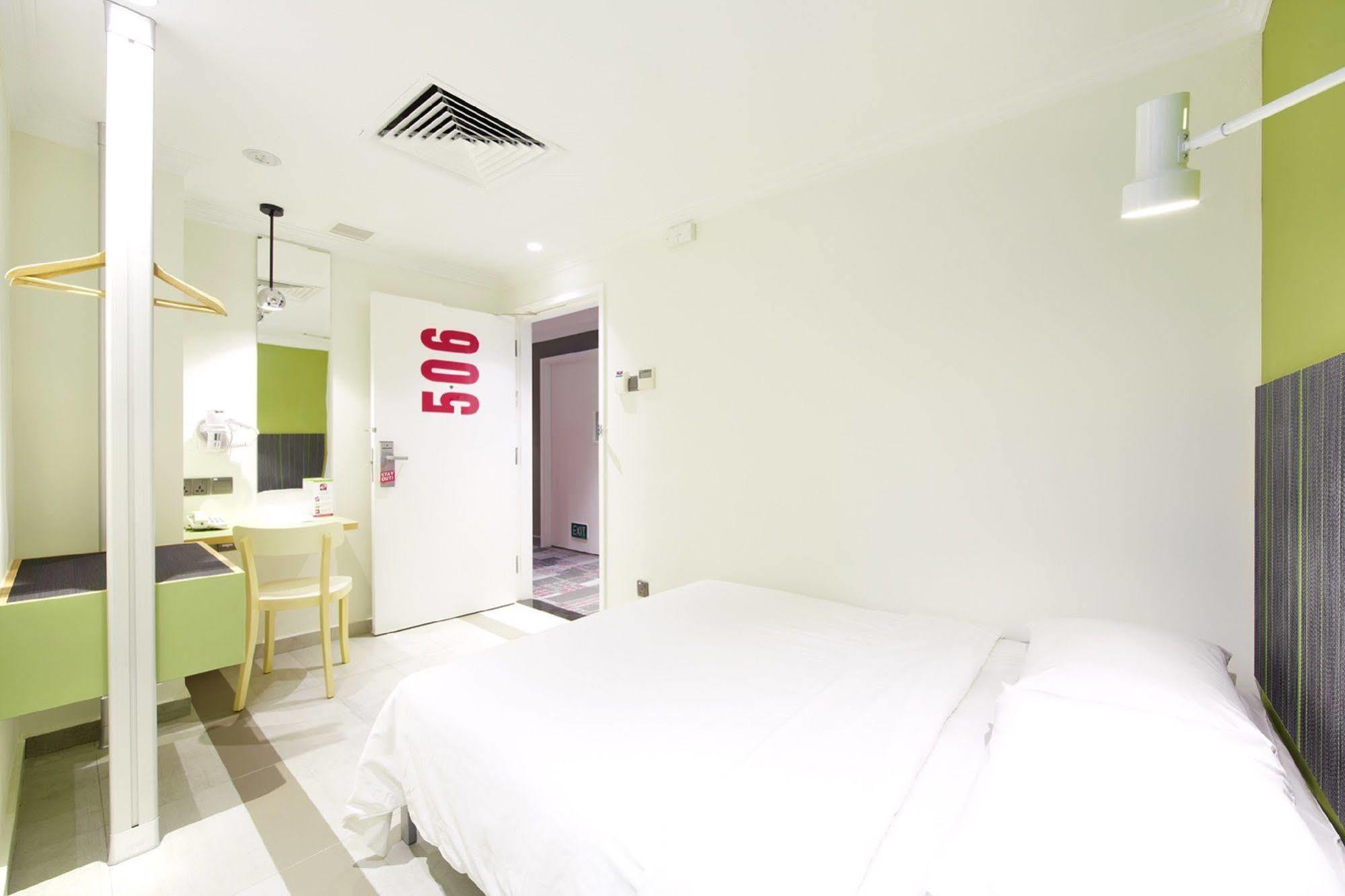 Hangout At Mt Emily Hotel 2*