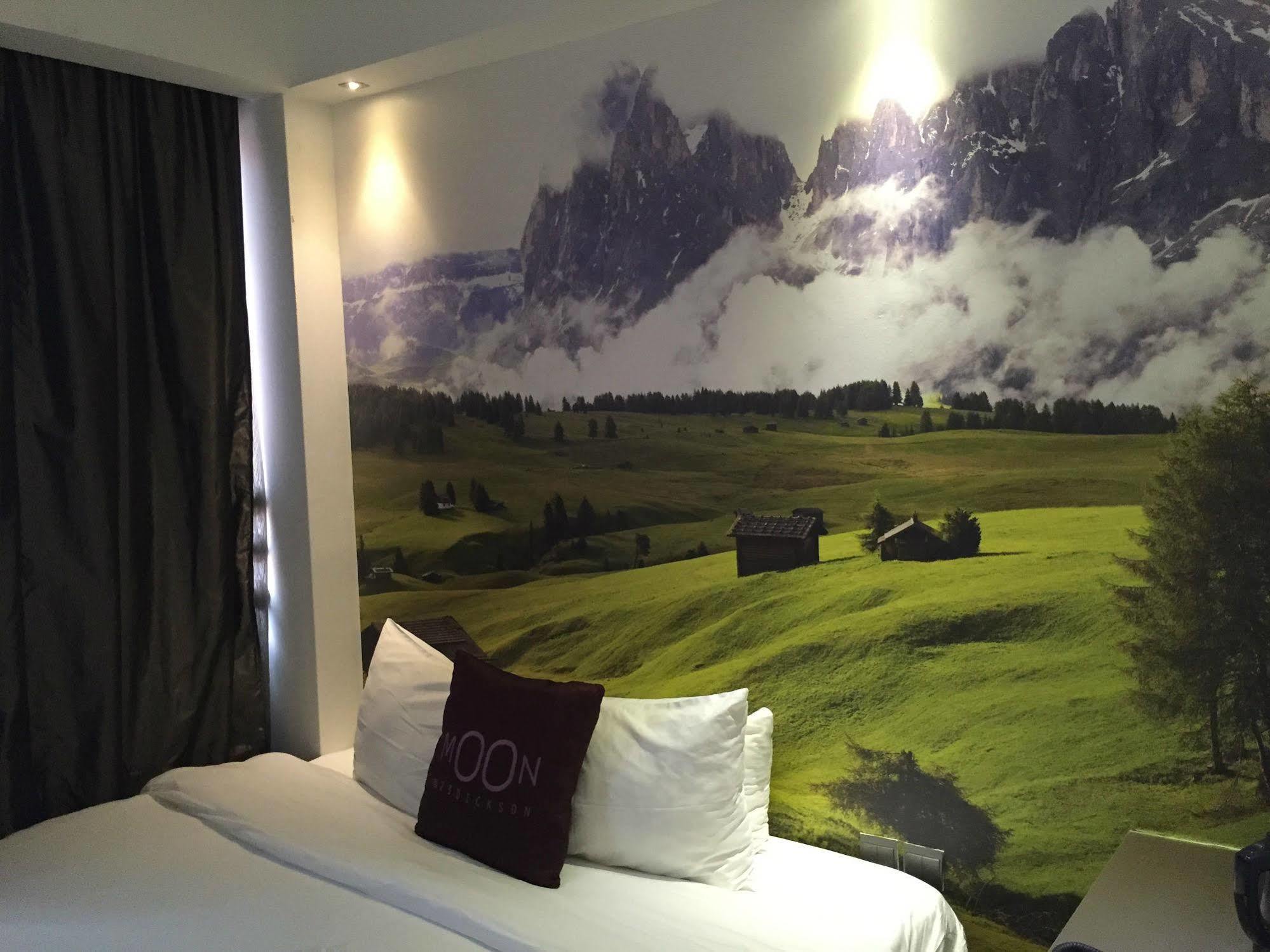 Moon 23 Hotel