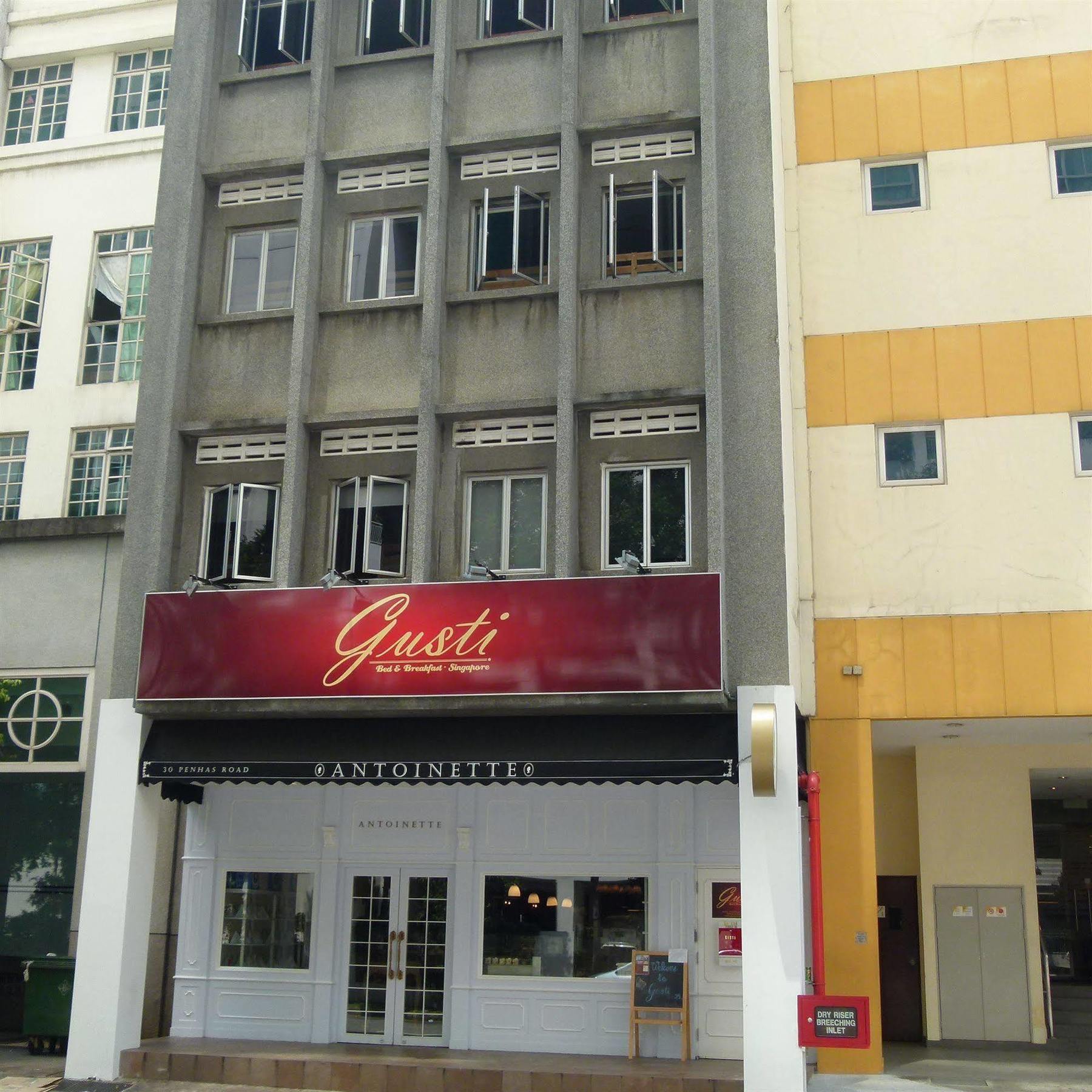 Gusti * Singapura