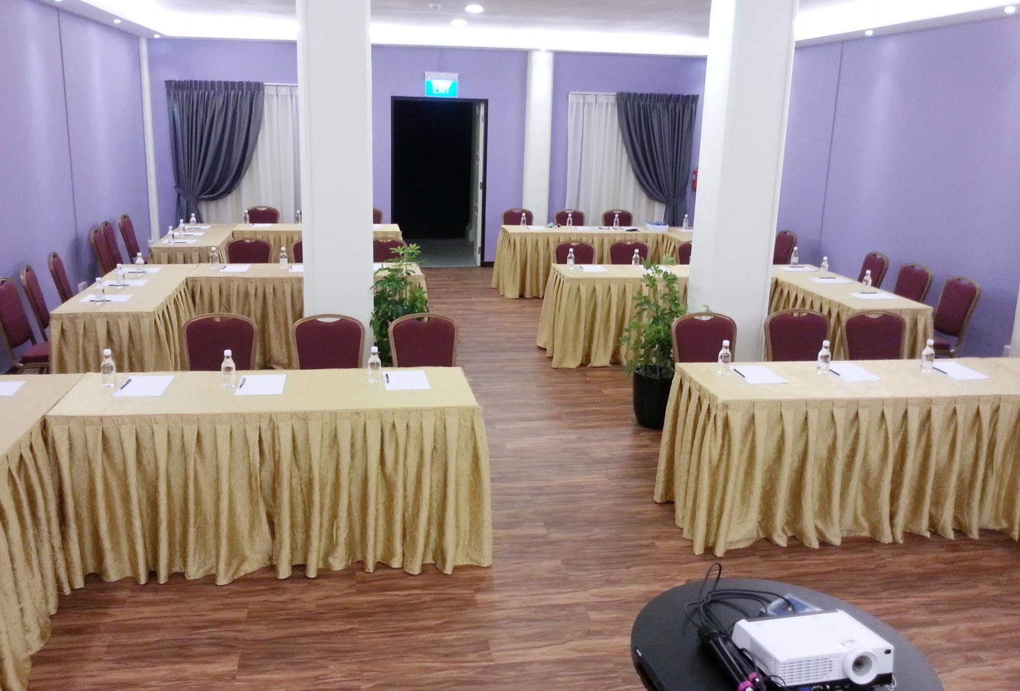 Raintr33 Hotel