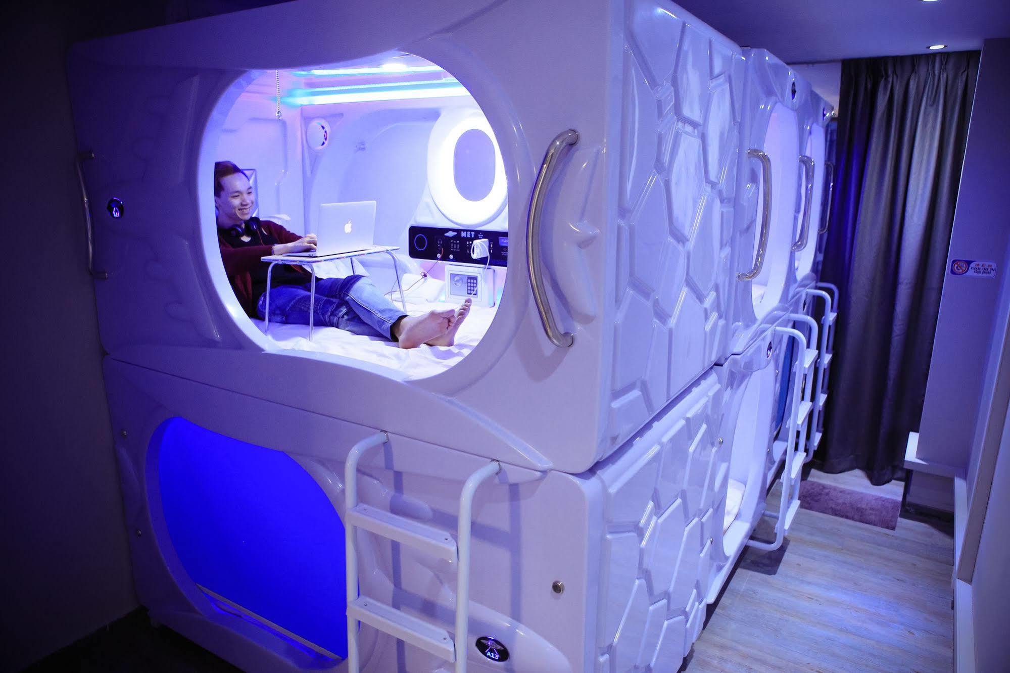 Met A Space Pod @ Boat Quay Capsule hotel 2*