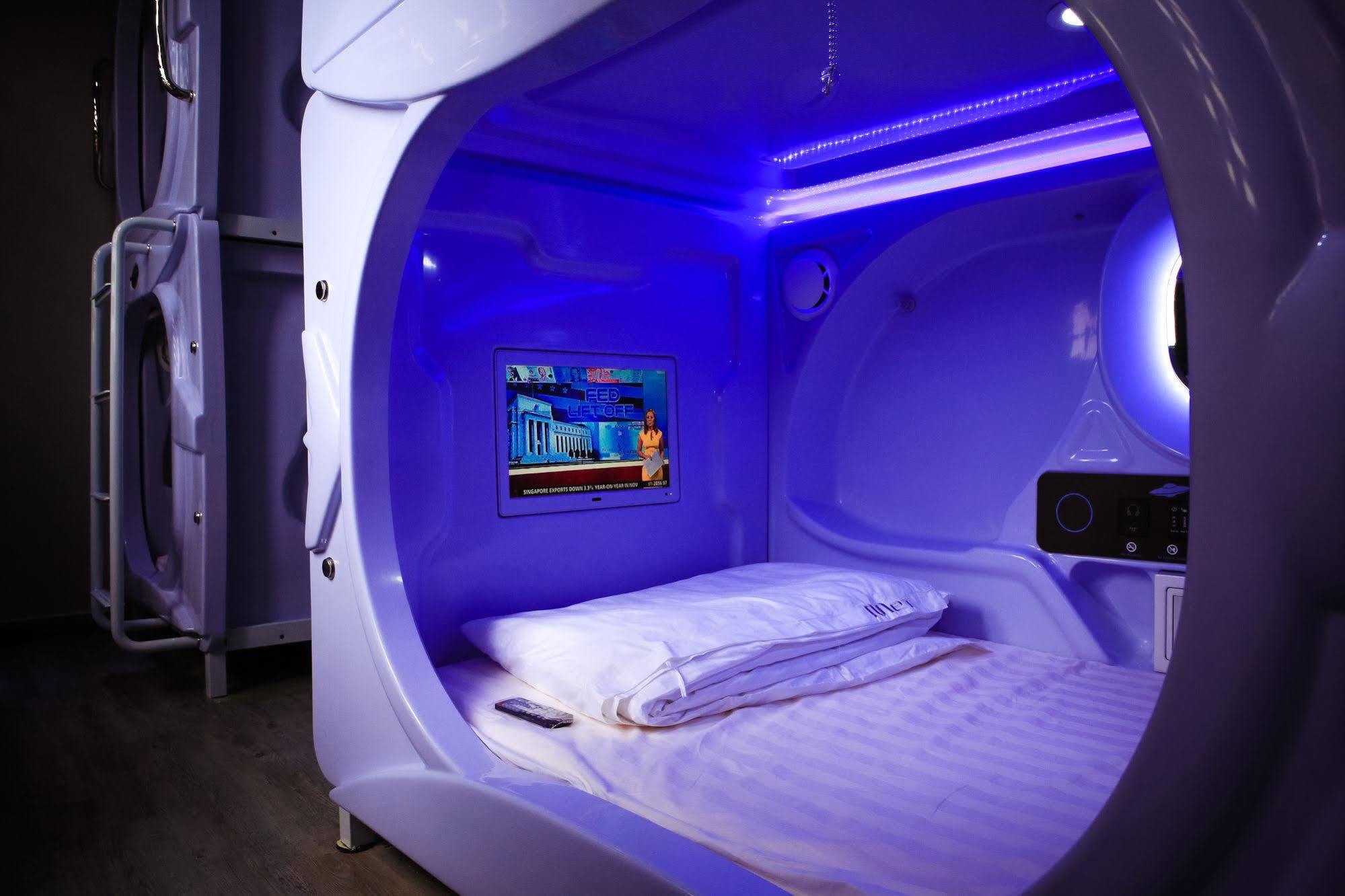Met A Space Pod @ Boat Quay Singapore