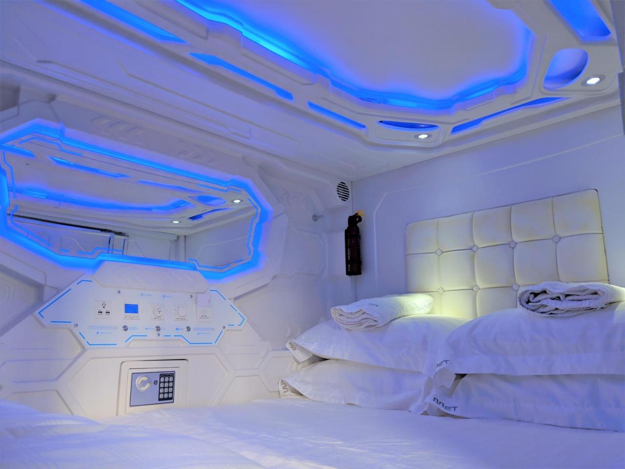 Met A Space Pod @ Boat Quay Capsule hotel 2*