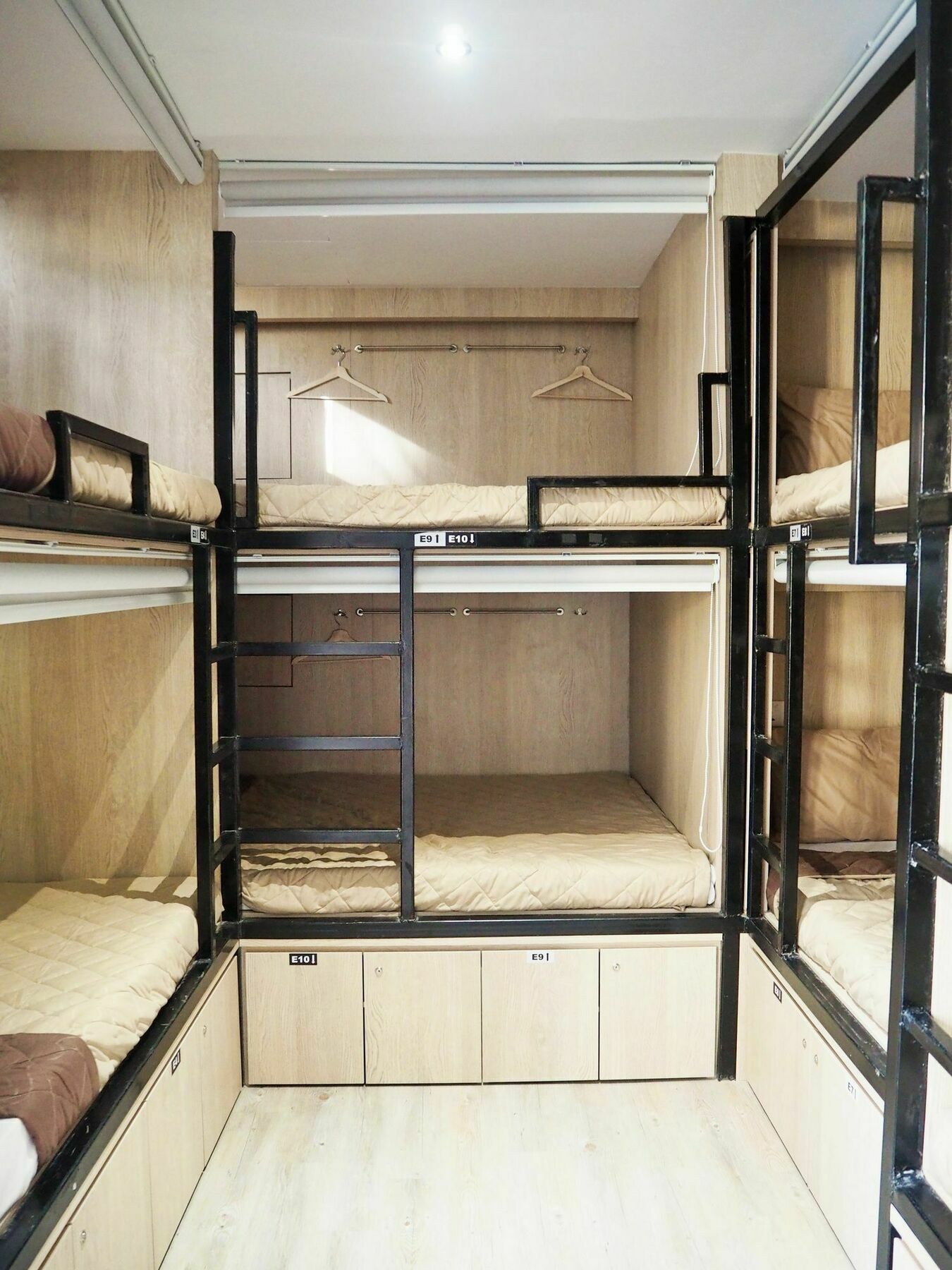 Atlantis Pods @ Bugis Capsule hotel 2*
