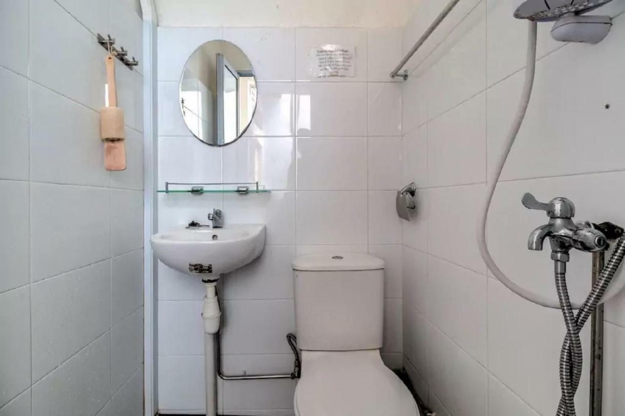 Semi-ensuite W Balcony For Locals, Pr, Ep, Sp Holders Only, Not Tourists Singapore