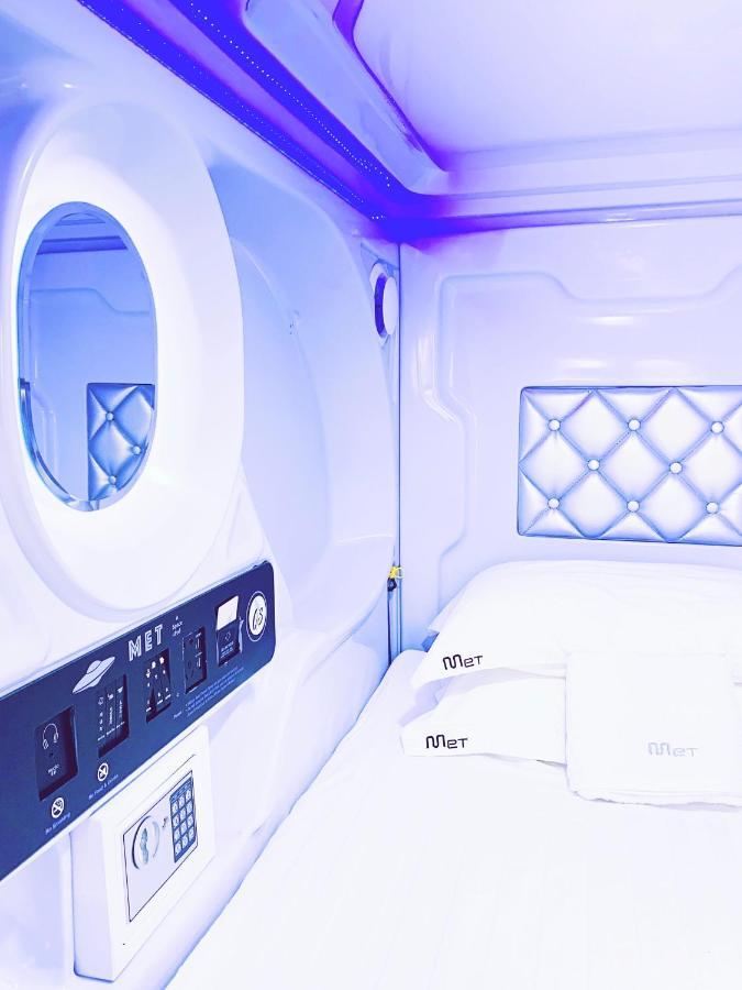 Capsule hotel Met A Space Pod @ Boat Quay