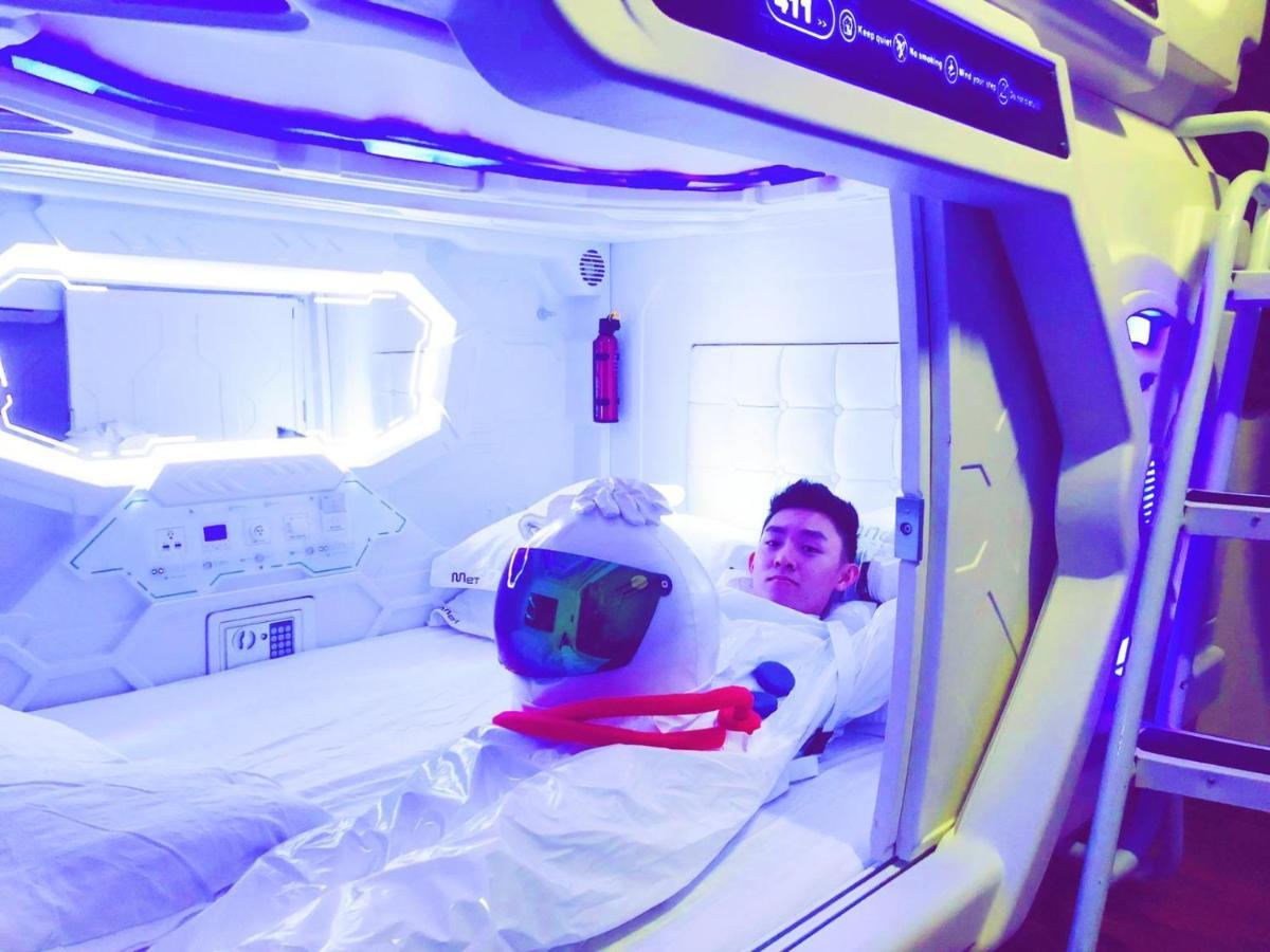 Met A Space Pod @ Boat Quay Capsule hotel Singapore