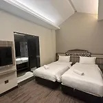 Lion Peak Hotel Hamilton