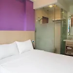 Aqueen Hotel Balestier