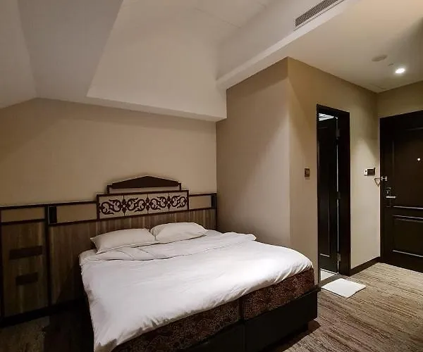 Lion Peak Hotel Hamilton
