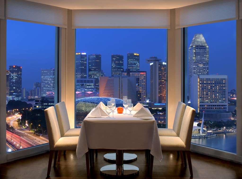 The Fullerton Hotel 5*
