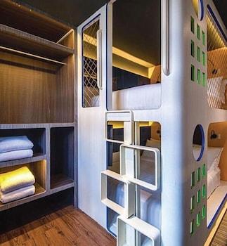 Cube Family Boutique Capsule At Chinatown Hotel kapsul