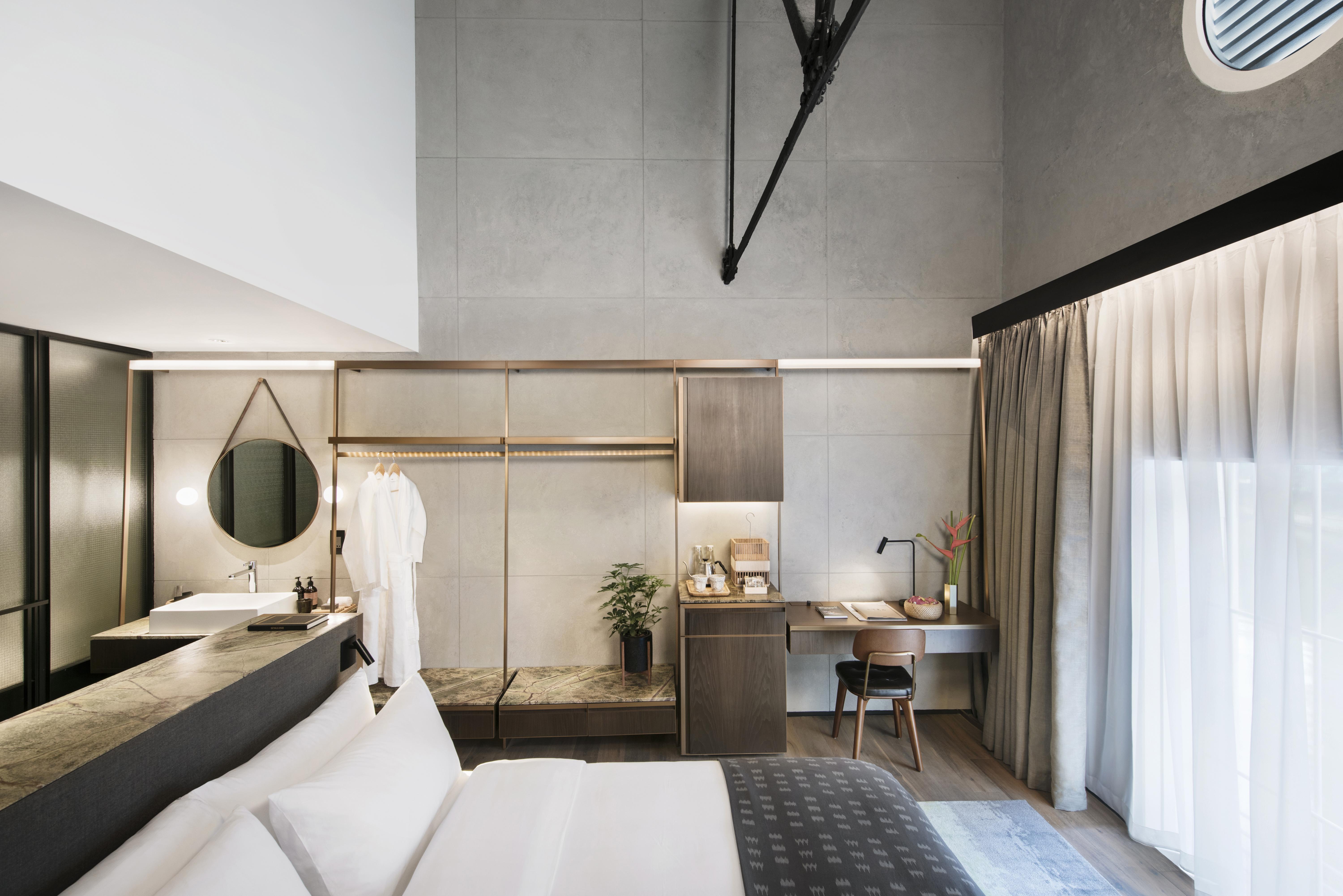 The Warehouse 4*