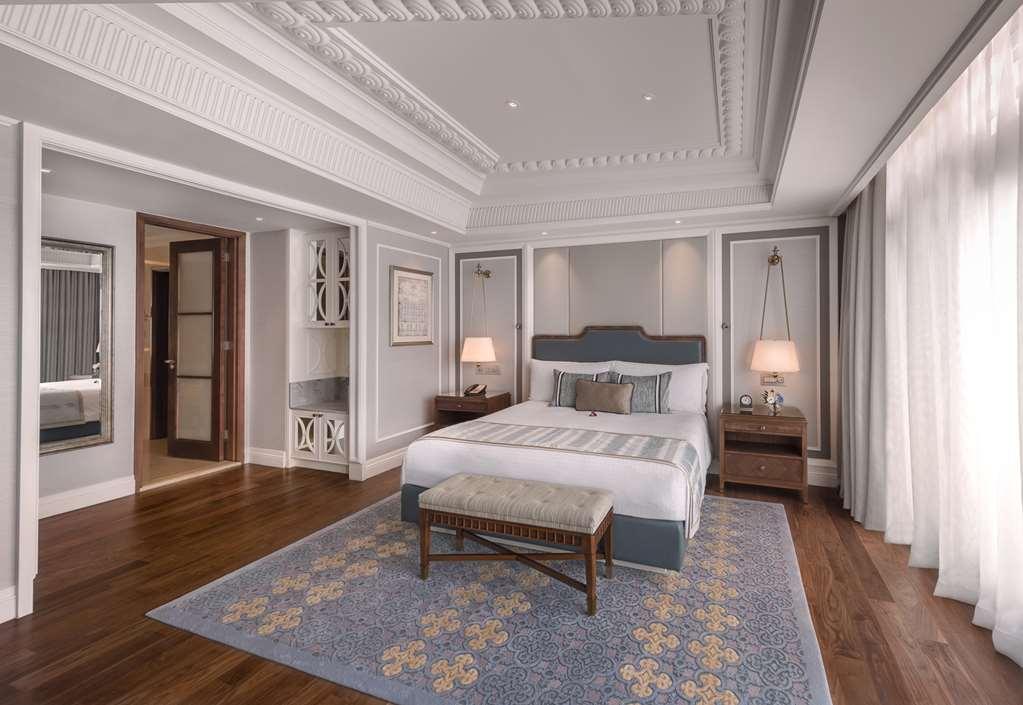 The Fullerton Hotel 5*
