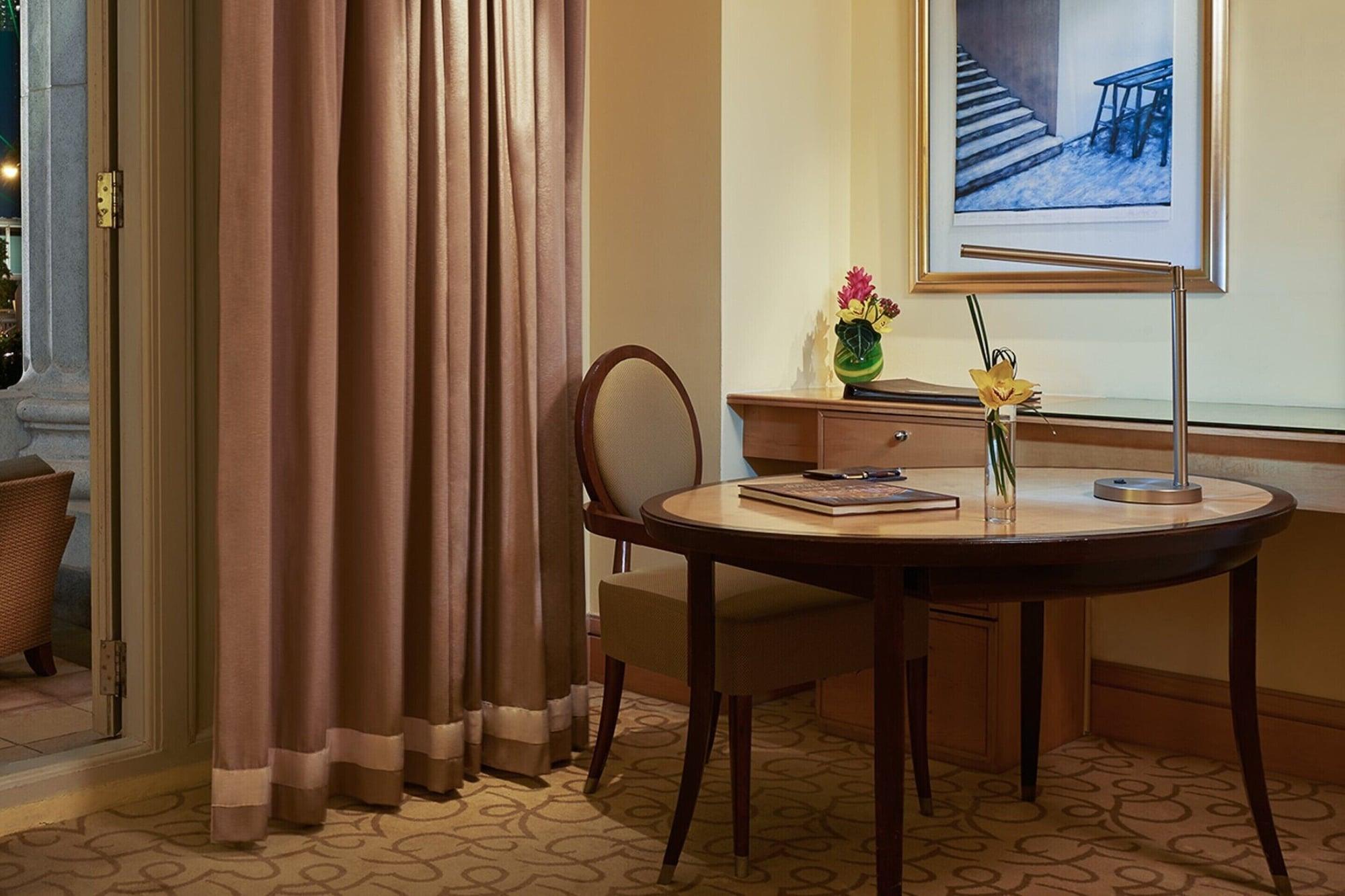 The Fullerton Hotel 5*