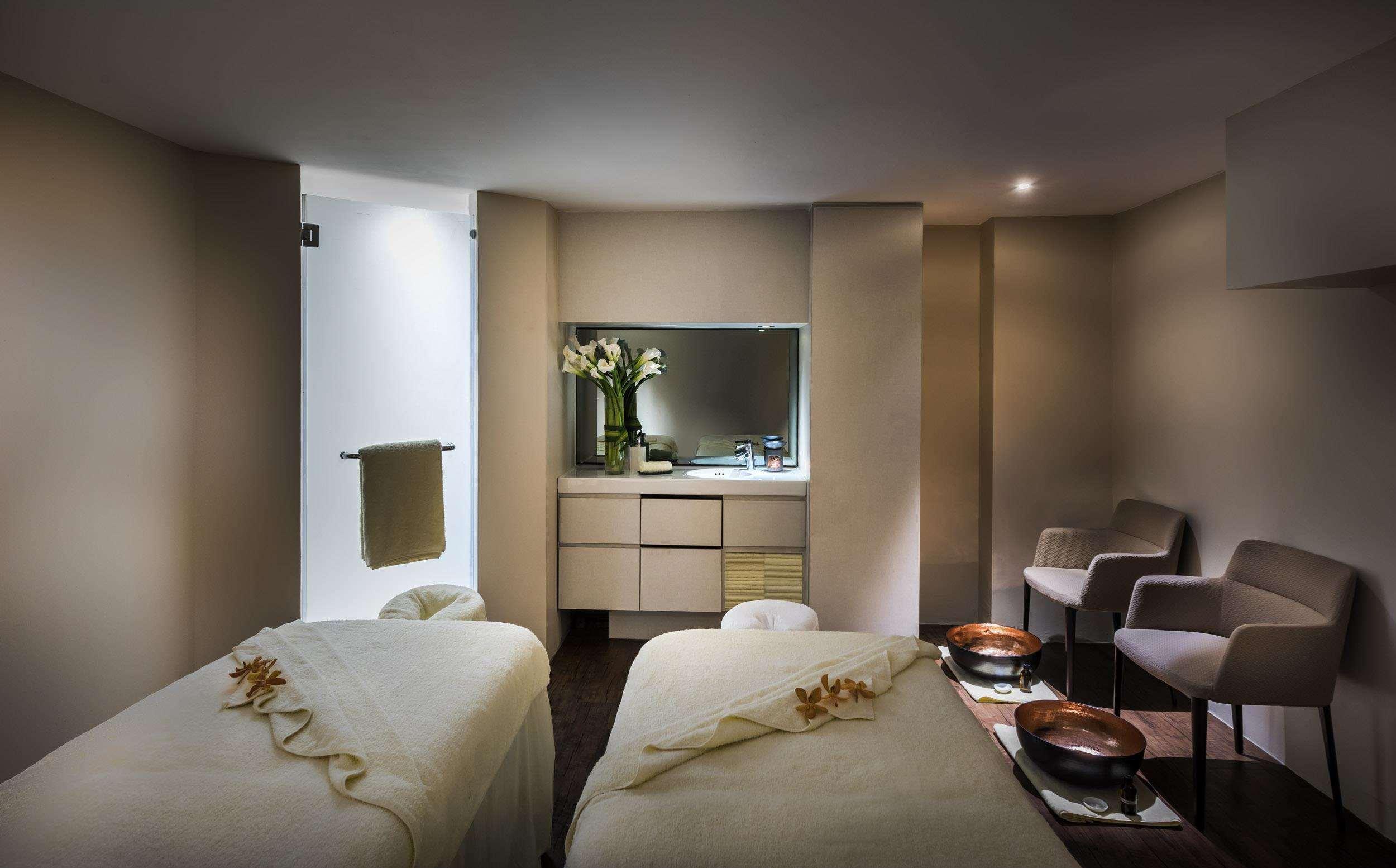 The Fullerton Hotel 5*