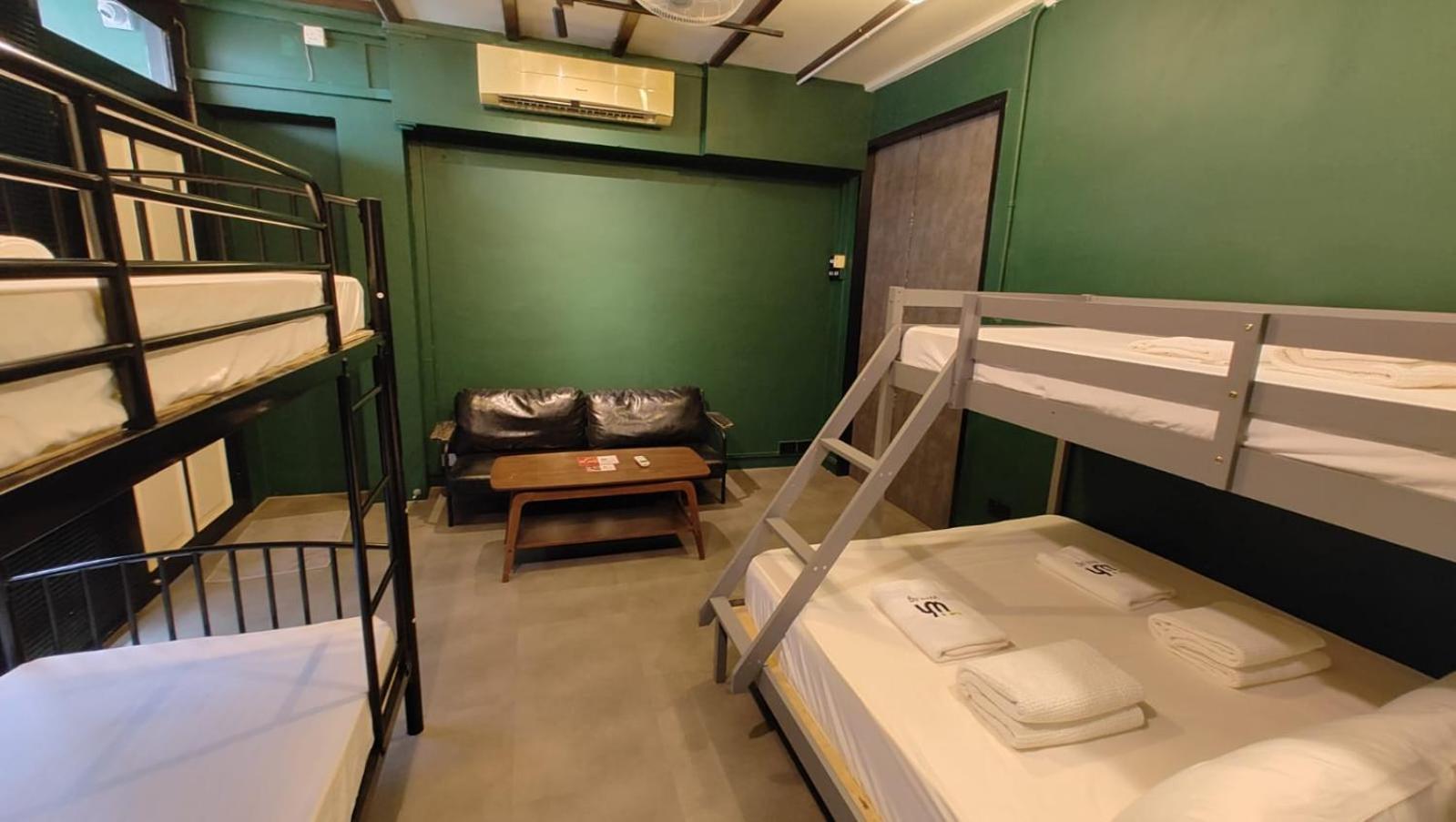 Capsule hotel Wink At Mosque Street Singapore