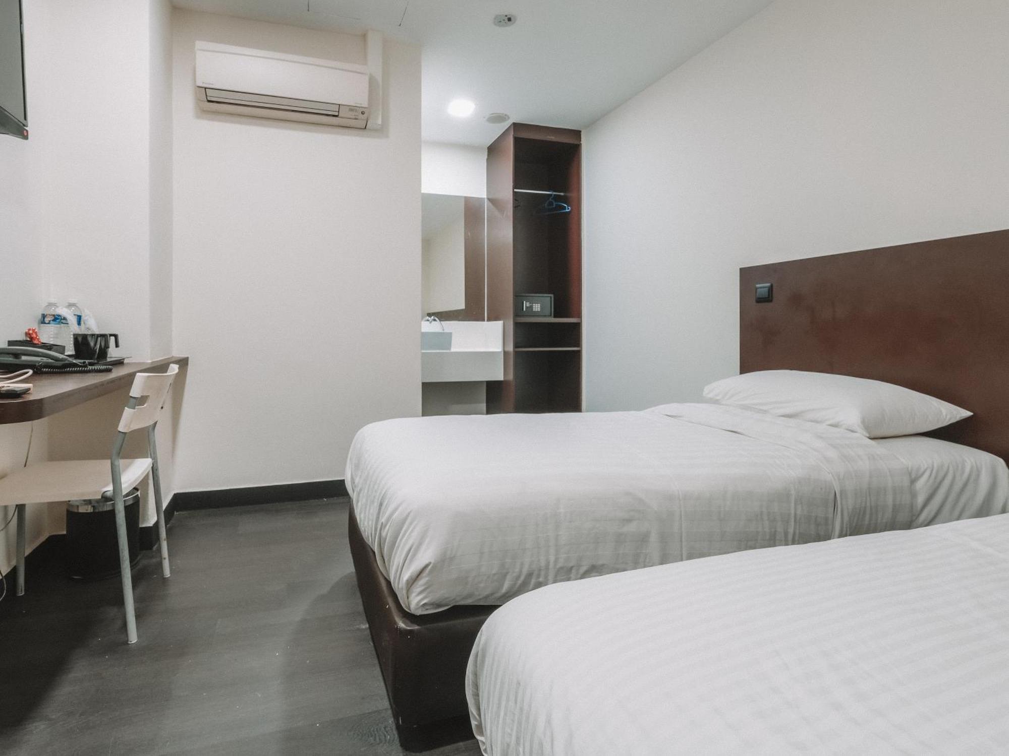 Hotel A Desker 3*
