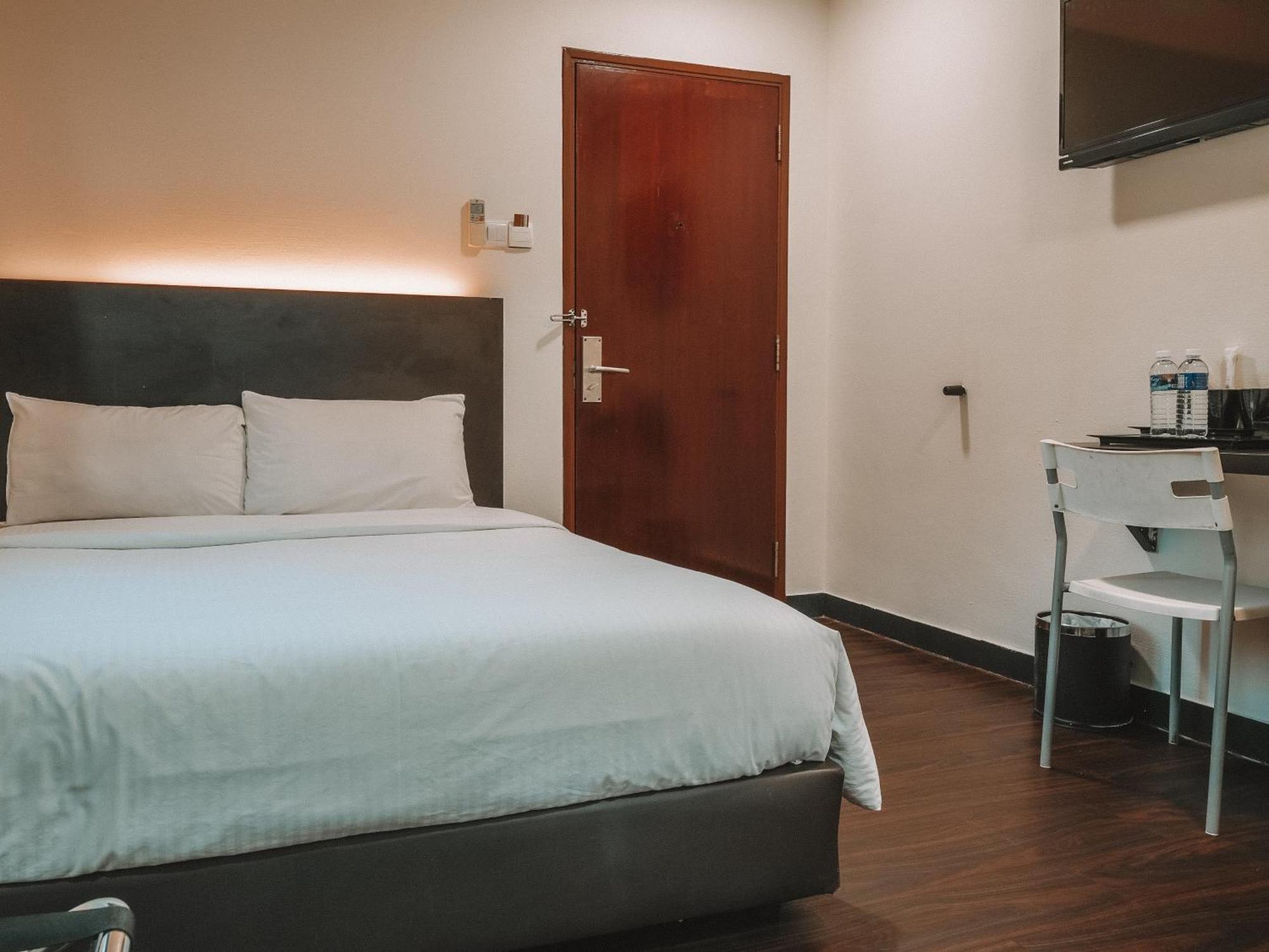 Hotel A Desker 3*