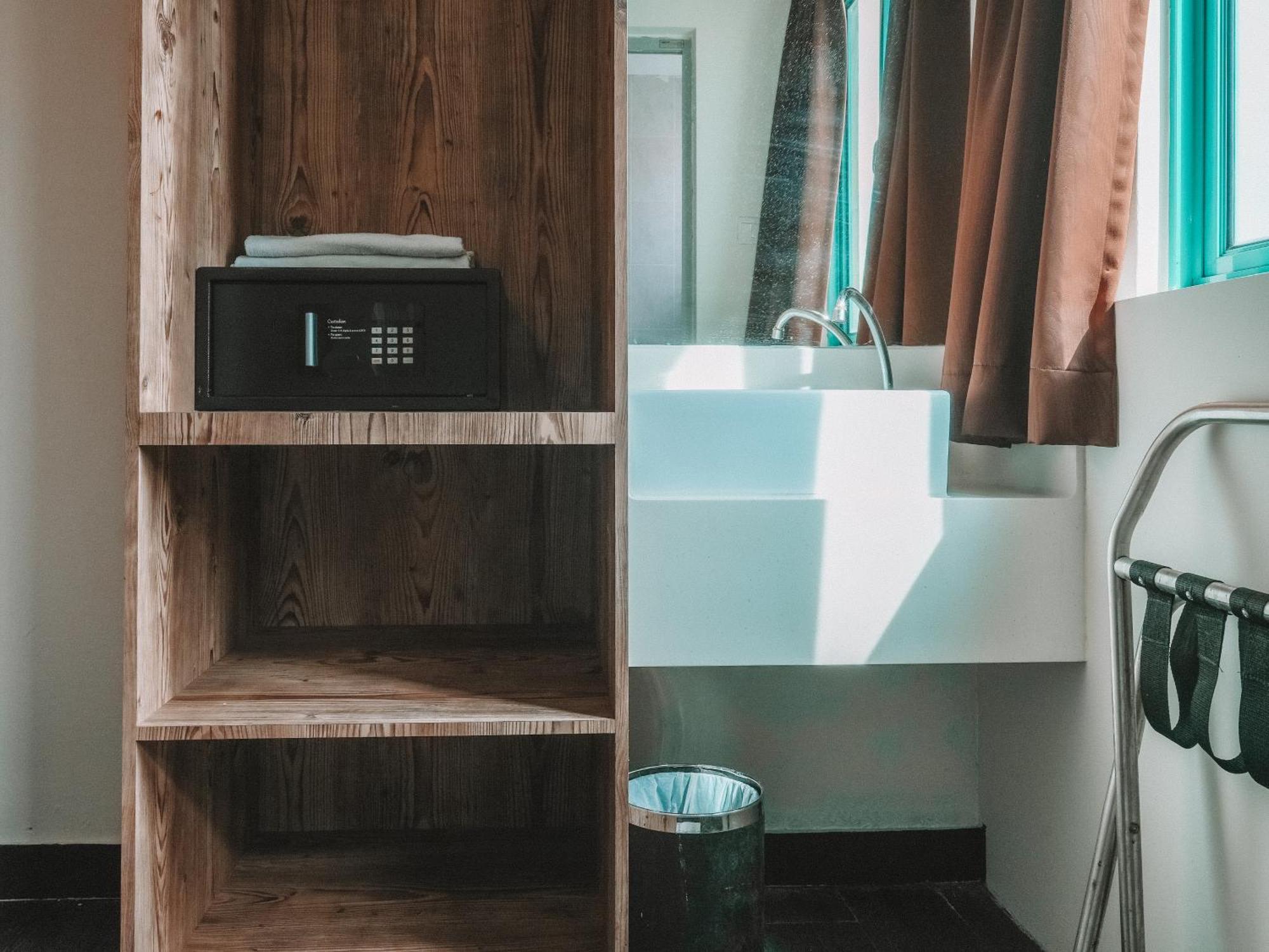 A Desker Hotel