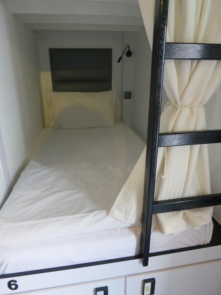 Wink At Mosque Street Capsule hotel Singapore